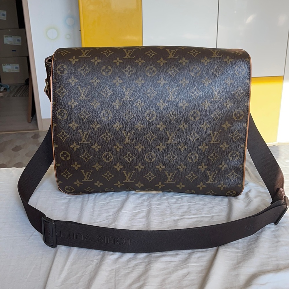 2004 Louis Vuitton Monogram Canvas Abbesses Messenger Bag in Great Condition.